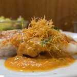 キッチン ブルー グローブ - 正面から、カダイフが乗っています