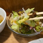 キッチン ブルー グローブ - サラダもいただきます