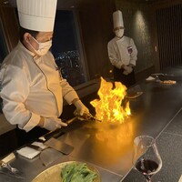 鉄板焼 石狩 - 饗宴のパフォーマンス