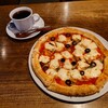 CAFE あめんぼ - ●シチリアーナ風里山ピッツァ M 　2,079円

このおっさんは食べログ的に
珈琲に付いてくる小デサートが食べてみたかったので

●ブレンドコーヒー　500円

合計　2,579円　を注文してみた