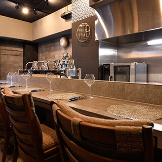 限定8席のカウンター席。シックな大人の隠れ家で贅沢なひと時