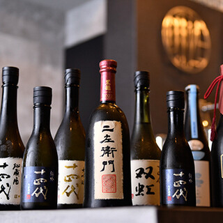 店主が厳選する長野の地酒やウイスキー。季節感あふれる品揃え