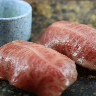 名物の炙りユッケやにぎりなど、一品料理も種類豊富◎