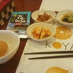 Koya - ランチセットの生卵、韓国海苔、新玉ねぎのキムチ、おいキムチ、スルメイカのキムチ。
      メインはコラーゲン餃子のスンドゥブ！