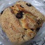 ブーランジェリー セイジアサクラ - お豆とライ麦パンハーフ  244円