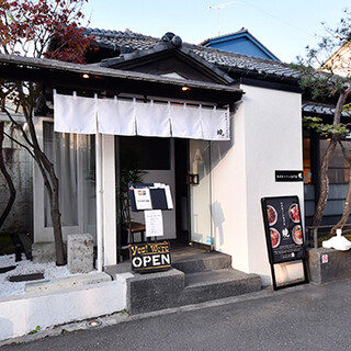 紅葉や提灯など、日本らしい趣のある外観も魅力の一つ