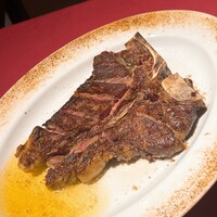 Re Wharf - でたぁ、USプレミアムのTボーン。左の液体がバターソース