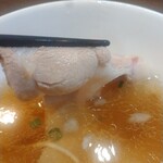 中華そば イデタ - 大き目なチャーシュー柔らかく少し香ばしかった