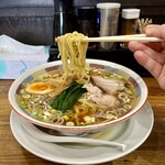 中華大吉 - 細めの縮れ麺