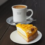 coffee house takizawake - かぼちゃのタルト（690円） カフェラテ（650円） オーツミルク変更（100円）