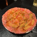 中目黒 大衆焼肉 暴飲暴食 - 暴食カルビロース(カレー味)ガーリックオイルたまんない