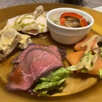 ビランチャ 梅田店 - 前菜も豪華、サラダの種類も豊富なのも高ポイント。マリネ好きでしたねー貝もめちゃウマ！