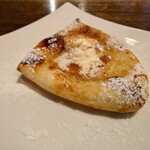 CAFE あめんぼ - 温かいピッツァ生地に冷たいバニラアイス
甘みにスッキリ感があり、変にクドさのない
上質な蜂蜜が掛けられていて美味しいなあ♪

やっぱりこのピッツァ生地
甘いピッツァにも合う味わいだったよねえ❗️