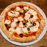 CAFE あめんぼ - シチリアーナを里山風にアレンジ
大垣”十六兆”さんの自家製アヒージョを
濃厚なイタリア産モッツァレラチーズの上にトッピング
ブラックオリーブとの相性も抜群です