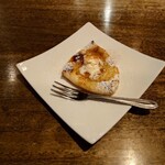 CAFE あめんぼ - 
◯小デサート（単品のブレンドコーヒーに付いてきた）
モッチリ食感なピッツァ生地が
こんがりと硬めに焼いてあり
上にはバニラアイス、シナモン、蜂蜜が掛けられていた