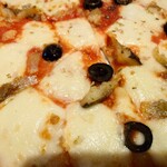 CAFE あめんぼ - 上質感のあるモッツァレラチーズの旨味感と塩気
鮎の味わいを生かしているアヒージョの美味しさ
ブラックオリーブの爽やかさ
トマトソースの爽やかさ
バジルもある様な味わいが合わさり、これは美味しいぞっ❗️