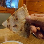 CAFE あめんぼ - 下の生地には弾力感、節度感があって
心地良い噛み心地がしていて
ピッツァ生地が持っても
変に垂れないし食べやすい♪