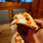 CAFE あめんぼ - 特に凄くモッチリてしているピザの耳が
小麦の香りと甘み感と共に
香ばしさもあって美味しい

これは癖になりそうなピッツァ生地の味わい❗️

これは蜂蜜のピッツァとも凄く相性が良いだろうなあ