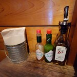 CAFE あめんぼ - 調味料にはタバスコ、ハラペーニョ
自家製唐辛子オイルもあり