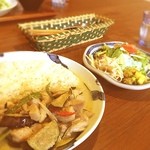 膳部 香蔵 -  初めてのグリーンカレーは辛口とのコメントでしたがイヤな辛さじゃなく刺激といったふうでホントに初めての料理でした(o^^o)アジアに来たみたい