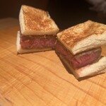 よろにく - 超贅沢なカツサンドは旨みたっぷり