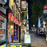 神楽坂 蟹いさみ - 神楽坂沿いの店舗入口