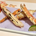 神楽坂 蟹いさみ - 焼き蟹　ずわい蟹(左) たらば蟹(右)
