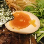 AFURI - 味玉半分はデフォなのが嬉しい