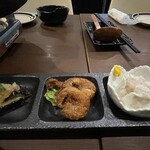 美さ和 - 付け出しは茄子の煮浸し、海老の唐揚げ、シュウマイ