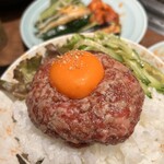 焼肉 静龍苑 - ユッケのオンザライスは背徳感満載！