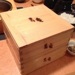 黒豚料理 寿庵 荒田本店 - 高級そうな木箱で登場。