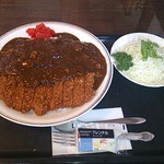 ロースカツカレー大盛り　サラダ付き（￥1.390）