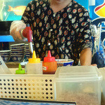 磯丸水産 - 三色炙り丼を炙る店員さん