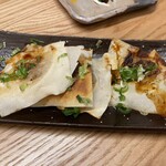 わら焼 鉄板焼 いやさか - パリパリ鉄板餃子