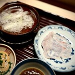 多仁本 - 大分の虎河豚。お鍋で、しゃぶしゃぶっといただきます♪
      多仁本さんのちり酢が好みですし、さらに贅沢にも、濃厚なあん肝ダレまで！
      幸せ〜(^^)