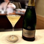 多仁本 - オープニングは、アンリオから。
      お酒も楽しみでしかないんです。ワインも充実していて、その期待値は、今や普通のフレンチレストランなどは優に超えちゃっています(笑)