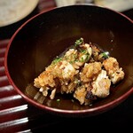 多仁本 - 鰻は、地焼きにしてから少し蒸すとのこと。
      しっかり目のタレが最高なひつまぶし。
      空腹時ならどれだけ食べちゃうか分からないぐらい旨し。