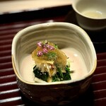 多仁本 - 泥障烏賊と切干大根、ほうれん草の胡麻和え。
      リンゴの食感がいいアクセントで、家庭的なお料理ながら、そこは流石の味わいです。