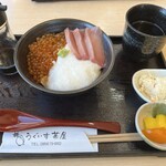 うぐいす茶屋 - ミニいくら丼を注文しました♪