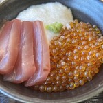 うぐいす茶屋 - 数量限定！
                                やまめの卵を使用したいくら丼
                                
                                しかも、本日はマグロ付き つやつやのいくら
                                ヤマメのいくらなんて初めてです✨ 噛み締めると、
                                歯ごたえのあるプチプチ音が止まりません