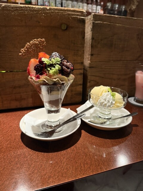 魚政ビル5階つき当たりのおしゃれ夜カフェ！１３００～１７００円のパフェ : 夜カフェ mellowの写真