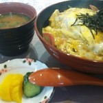双葉 - 親子丼　味噌汁　香のものつき