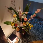 おたる政寿司 - 入口の飾り (花瓶と灯り)