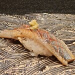 おたる政寿司 - 三、根室の秋刀魚を軽く炙って