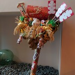 おたる政寿司 - 入口の飾り (縁起物)。寿司職人さんの飾りが微笑ましい。