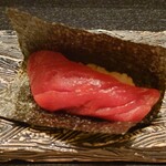 おたる政寿司 - 九、鮪の赤身の握りに海苔を回して