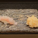 おたる政寿司 - 握りの始まりはそい。シャリは小さめでお願いした。ガリはたっぷりあったが美味しくて結局3盛り分を頂くことに。