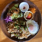 Live Cafe Restaurant Bishop - 料理写真:当店人気❗️牛すじプレート‼️柔らかい牛すじに当店オリジナルタレに漬け込んだお肉がガーリックライスとの相性抜群です！