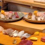 すしやのたい悟 - カウンタ―のお客さんですが、都幾川村の作家さんの焼いた一点物の皿盛りを所望されたので提供