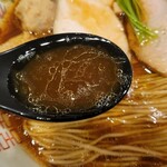 麺や而今 - スープ綺麗